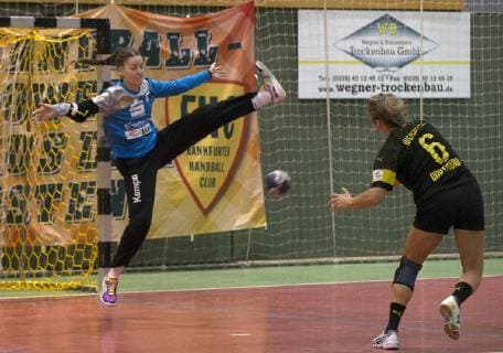 Frankfurt Or 03 11 2018 DHB Cup Womens Round 3 Frankfurt HC vs BVB Dortmund Handball 24 33 Ronja Nuehse in Frankfurt Gate has the disadvantage against the DortmundSaskia Weisheitel