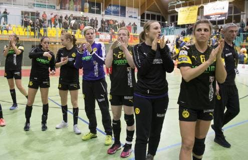 Frankfurt Oder 03 11 2018 DHB Cup Womens Round 3 Frankfurt HC vs BVB Dortmund Handball 24 33 Applause for the spectators also from the Dortmund team