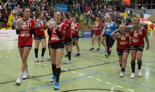 Frankfurt Oder 03 11 2018 DHB Cup Womens Round 3 Frankfurt HC vs BVB Dortmund Handball 24 33 The FHC thanks the good 1000 spectators in the Brandenburg Halle