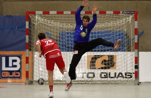 TuS Ferndorf TuS N Lübbecke 11 03 2018 Moritz Barwitzki TuS Ferndorf with the 11 8 per sevenmeter against goalkeeper Peter Tatai TuS N Lübbecke Kreuztal Stählerwiese Germany