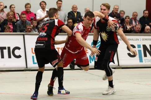 TuS Ferndorf TuS N Lübbecke 11 03 2018 Center Jan Wörner TuS Ferndorf can prevail against left Jan Eric Speckmann and Valentin Spohn TuS N Lübbecke Kreuztal Stählerwiese Germany