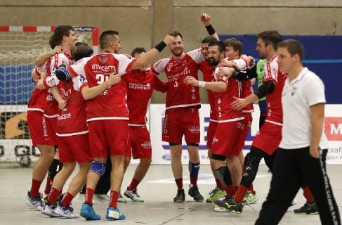 TuS Ferndorf TuS N Lübbecke 11 03 2018 Standard dance of the Ferndorfer after home victory against the TuS N Lübbecke during coach Michael Lerscht TuS Ferndorf probably first of all Kreuztal Stählerwiese Germany