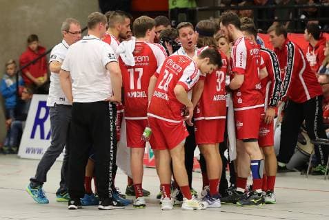 TuS Ferndorf TuS N Lübbecke 11 03 2018 middle of picture coach Michael Lerscht TuS Ferndorf with his boys in a time-out Kreuztal Stählerwiese Germany
