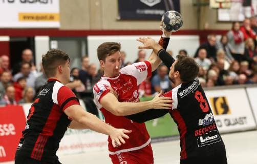 TuS Ferndorf TuS N Lübbecke 11 03 2018 Middle of picture Lucas Schneider TuS Ferndorf is blocked from the left by Moritz Schade and Jens Bechtloff TuS N Lübbecke Kreuztal Stählerwiese Germany