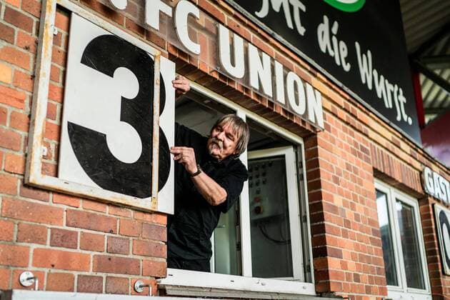 Berlin Germany 26 08 2018 A stadium employee changes the numbers of the scoreboard Football 2 Bundesliga Season 2018 2019 1 FC Union Berlin FC St Pauli DFL REGULATIONS PROHIBIT ANY USE OF PHOTOGRAPHS AS IMAGE SEQUENCES AND OR QUASI VIDEO