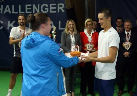 04 11 2018 Tennis ATP Challenger Cup Bauer Watertechnology Cup 2018 International German Indoor Championships Final Single DaMa Joy Joy Jubilee after the end of the game Antoine Hoang FRA receives birthday cake