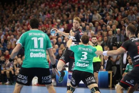 SG Flensburg Handewitt vs Skjern Handbold Handball EHF Champions League Group Phase 04 11 18 Simon Jeppsson SG Flensburg Handewitt 17 against Jonathan Stenbaecken Skjern Handbold 11 and Benjamin Jakobsen Skjern Handbold 03 xmmkx