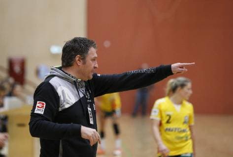 Germany Hattersheim 04 11 2018 Handball Hesse 3 League West Women Season 2018 2019 TSG Eddersheim red SC Markranstädt yellow v l Trainer Tobias Fischer Eddersheim Sport TSG Eddersheim SC Markranstädt