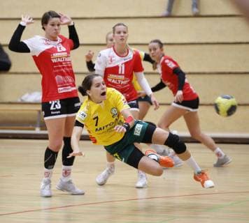 Germany Hattersheim 04 11 2018 Handball Hesse 3 League West Women Season 2018 2019 TSG Eddersheim red SC Markranstädt yellow v l Lena Thoß Eddersheim Julia Pöschel Markranstädt Sport TSG Eddersheim SC Markranstädt