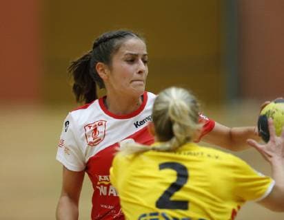 Germany Hattersheim 04 11 2018 Handball Hesse 3 League West Women Season 2018 2019 TSG Eddersheim red SC Markranstädt yellow v l Hanna Aylin Özer Eddersheim Thea Schwarz Markranstädt Sport TSG Eddersheim SC Markranstädt