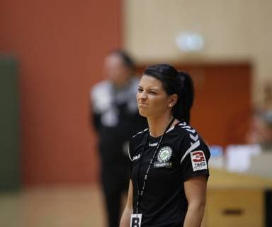 Germany Hattersheim 04 11 2018 Handball Hesse 3 League West Women Season 2018 2019 TSG Eddersheim red SC Markranstädt yellow v l Trainer Ina Schaarschmidt Markranstädt Sport TSG Eddersheim SC Markranstädt