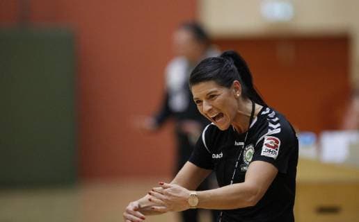 Germany Hattersheim 04 11 2018 Handball Hesse 3 League West Women Season 2018 2019 TSG Eddersheim red SC Markranstädt yellow v l Trainer Ina Schaarschmidt Markranstädt Sport TSG Eddersheim SC Markranstädt