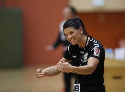 Germany Hattersheim 04 11 2018 Handball Hesse 3 League West Women Season 2018 2019 TSG Eddersheim red SC Markranstädt yellow v l Trainer Ina Schaarschmidt Markranstädt Sport TSG Eddersheim SC Markranstädt