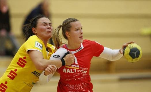 Germany Hattersheim 04 11 2018 Handball Hesse 3 League West Women Season 2018 2019 TSG Eddersheim red SC Markranstädt yellow v l Henriette Dreier Markranstädt Lea Müller Eddersheim Sport TSG Eddersheim SC Markranstädt
