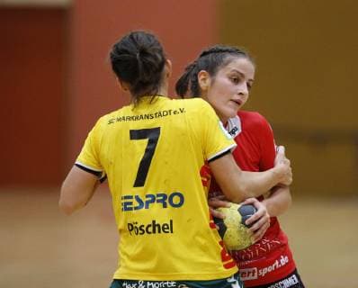 Germany Hattersheim 04 11 2018 Handball Hesse 3 League West Women Season 2018 2019 TSG Eddersheim red SC Markranstädt yellow v l Julia Pöschel Markranstädt Hanna Aylin Özer Eddersheim Sport TSG Eddersheim SC Markranstädt