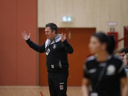 Germany Hattersheim 04 11 2018 Handball Hesse 3 League West Women Season 2018 2019 TSG Eddersheim red SC Markranstädt yellow v l Trainer Tobias Fischer Eddersheim Sport TSG Eddersheim SC Markranstädt