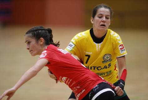 Germany Hattersheim 04 11 2018 Handball Hesse 3 League West Women Season 2018 2019 TSG Eddersheim red SC Markranstädt yellow v l Hanna Aylin Özer Eddersheim Julia Pöschel Markranstädt Sport TSG Eddersheim SC Markranstädt
