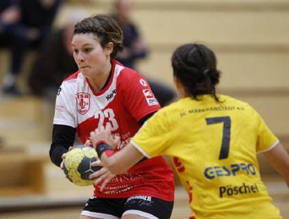 Germany Hattersheim 04 11 2018 Handball Hesse 3 League West Women Season 2018 2019 TSG Eddersheim red SC Markranstädt yellow v l Lena Thoß Eddersheim Julia Pöschel Markranstädt Sport TSG Eddersheim SC Markranstädt