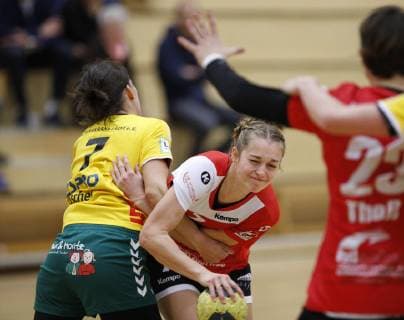 Germany Hattersheim 04 11 2018 Handball Hesse 3 League West Women Season 2018 2019 TSG Eddersheim red SC Markranstädt yellow v l Julia Pöschel Markranstädt Anna Franziska Gempp Eddersheim Sport TSG Eddersheim SC Markranstädt