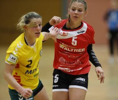 Germany Hattersheim 04 11 2018 Handball Hesse 3 League West Women Season 2018 2019 TSG Eddersheim red SC Markranstädt yellow v l Thea Schwarz Markranstädt Alexandra Flebbe Eddersheim Sport TSG Eddersheim SC Markranstädt