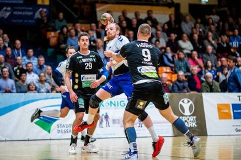 Libor Hanisch 7 Dessau Rosslauer HV 06 with Miladin Kozlina 9 Rhein Vikings and Alexander Oelze 29 Rhein Vikings during the DKB Handball 2 Bundesliga match between Dessau Rosslauer HV 06 and Rhein Vikings in the Anhalt Arena on 4 November 2018 in Bauhausstadt Dessau Sachsen Anhalt Saxony Anhalt Germany Germany Eibner Hartmut Boesener HB 2BL Dessau Rosslauer HV 06 Rhein Vikings Dessau Copyright: xEIBNER HartmutxBoesenerx EP_HBR
