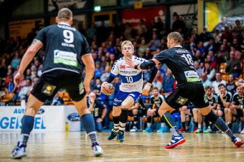 Slavomir Mlotek 10 Dessau Rosslauer HV 06 in the duel with Teo Coric 18 Rhein Vikings during the DKB Handball 2 Bundesliga match between Dessau Rosslauer HV 06 and Rhein Vikings in the Anhalt Arena on 4 November 2018 in Bauhausstadt Dessau Sachsen Anhalt Saxony Anhalt Germany Germany Eibner Hartmut Boesener HB 2BL Dessau Rosslauer HV 06 Rhein Vikings Dessau Copyright: xEIBNER HartmutxBoesenerx EP_HBR