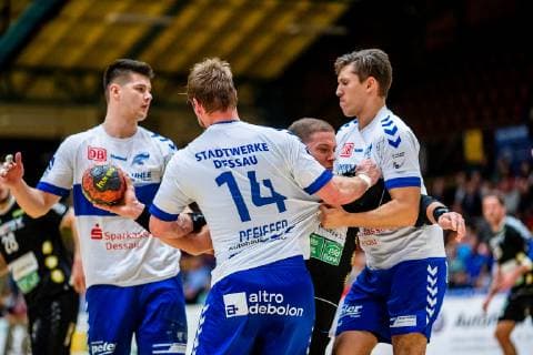 Teo Coric 18 Rhein Vikings without a chance with Florian Pfeiffer 14 Dessau Rosslauer HV 06 and Daniel Schmidt 19 Dessau Rosslauer HV 06 during the DKB Handball 2 Bundesliga match between Dessau Rosslauer HV 06 and Rhein Vikings in the Anhalt Arena on 4 November 2018 in Bauhausstadt Dessau Sachsen Anhalt Saxony Anhalt Germany Germany Eibner Hartmut Boesener HB 2BL Dessau Rosslauer HV 06 Rhein Vikings Dessau Copyright: xEIBNER HartmutxBoesenerx EP_HBR