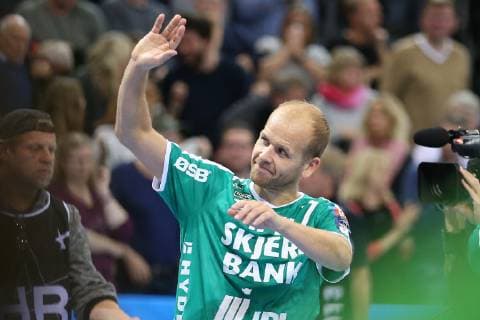 SG Flensburg Handewitt vs Skjern Handbold Handball EHF Champions League Group Phase 04 11 18 Despite defeat a laugh for the fans Anders Eggert Skjern Handbold 07 xmmkx