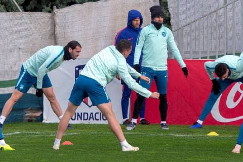 Atletico Madrid s Diego Godin (L) and Antoine Griezmann (2-R) attend a training session of the team at the Wanda Sports City in Madrid, Spain, 05 November 2018, on the eve of a UEFA Champions League soccer match between Atletico Madrid and Borussia Dortmund at the Wanda Metropolitan stadium in Madrid. Atletico Madrid training session !ACHTUNG: NUR REDAKTIONELLE NUTZUNG!  Copyright: xRodrigoxJiménezx GRAF1993 20181105-636770365607769528