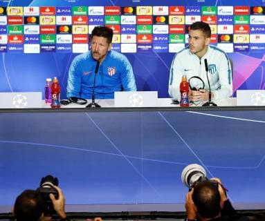 Atletico de Madrid s head coach Diego Simeone (L) and Lucas Hernandez (R) deliver a press conference PK Pressekonferenz a day before the UEFA Champions League match against Borussia Dortmund, in Madrid, Spain, 05 November 2018. Atletico de Madrid s press conference in Madrid !ACHTUNG: NUR REDAKTIONELLE NUTZUNG!  Copyright: xJavierxLopezxHernandezx GRAF2116 20181105-636770475176400669