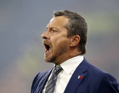 Fußball, Trainerhistorie FC Fulham von 1904 bis heute Slavisa Jokanovic manager of Fulham shouts from the touchline during the Premier League match at the John Smith s Stadium, Huddersfield . Picture date 5th November 2018. Picture credit should read: Andrew Yates Sportimage EDITORIAL USE ONLY. No use with unauthorised audio, video, data, fixture lists, club league logos or live services. Online in-match use limited to 120 images, no video emulation. No use in betting, games or single club league player publications.