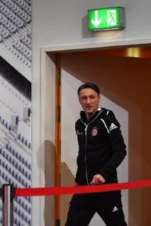 Niko KOVAC coach Bayern Muenchen comes through a door under a sign NOTAUSGANG single picture cut single motif portrait portrait press conference FC Bayern Muenchen before the Champions League match against AEK Athens soccer on 06 11 2018