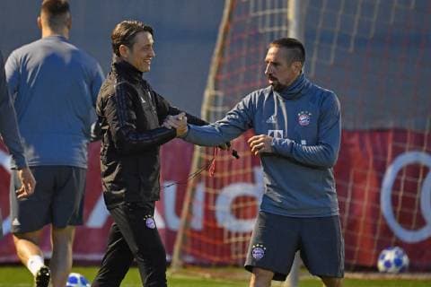 Niko KOVAC coach Bayern Muenchen jokes with Franck RIBERY Bayern Muenchen and embraces him to cheer him up Final training FC Bayern Muenchen before the Champions League match against AEK Athens Training grounds at Saebener Strasse Soccer on 06 11 2018