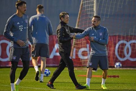 Niko KOVAC coach Bayern Muenchen jokes with Franck RIBERY Bayern Muenchen and embraces him to cheer him up Final training FC Bayern Muenchen before the Champions League match against AEK Athens Training grounds at Saebener Strasse Soccer on 06 11 2018