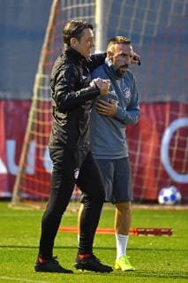Niko KOVAC coach Bayern Muenchen jokes with Franck RIBERY Bayern Muenchen and embraces him to cheer him up Final training FC Bayern Muenchen before the Champions League match against AEK Athens Training grounds at Saebener Strasse Soccer on 06 11 2018