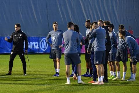 Niko KOVAC coach Bayern Muenchen gestures instructions but the players seem to ignore his speeches and turn from final training FC Bayern Muenchen before the Champions League match against AEK Athens training grounds at Saebener Strasse football on 06 11 2018
