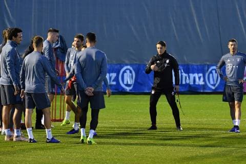 Niko KOVAC coach Bayern Muenchen gestures instructions but the players seem to ignore his speeches and turn from final training FC Bayern Muenchen before the Champions League match against AEK Athens training grounds at Saebener Strasse football on 06 11 2018