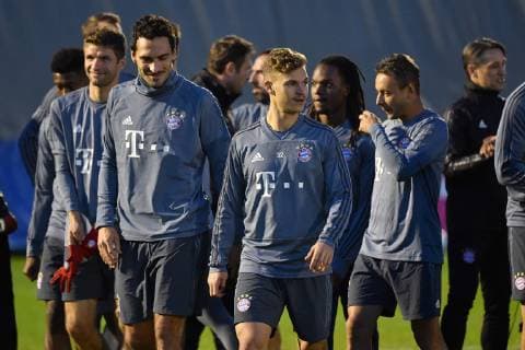 v left Thomas MUELLER MÜLLER Bayern Muenchen Mats HUMMELS Bayern Muenchen Joshua KIMMICH Bayern Muenchen Final training FC Bayern Muenchen before the Champions League match against AEK Athens Training grounds at Saebener Strasse Soccer on 06 11 2018