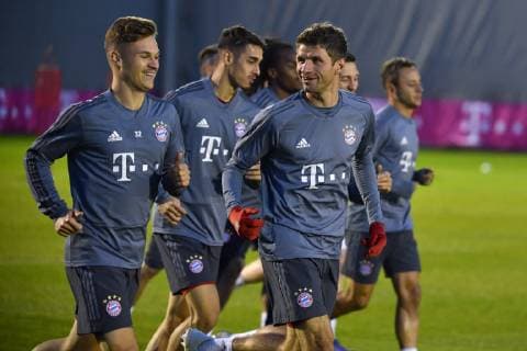 v re Thomas MUELLER MÜLLER Bayern Muenchen Joshua KIMMICH Bayern Muenchen laughing laughing laughing laughing optimistic good-humoured Altion running training final training FC Bayern Muenchen before the Champions League match against AEK Athens training grounds at Saebener Strasse soccer on 06 11 2018