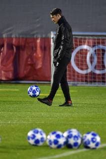 Niko KOVAC Coach Bayern Muenchen lonely crossing the square in front of him lie ball single picture release whole body picture whole figure final training FC Bayern Muenchen before the Champions League match against AEK Athens training area at Saebener Strasse soccer on 06 11 2018