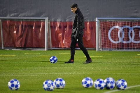 Niko KOVAC Coach Bayern Muenchen lonely crossing the square in front of him lie ball single picture release whole body picture whole figure final training FC Bayern Muenchen before the Champions League match against AEK Athens training area at Saebener Strasse soccer on 06 11 2018