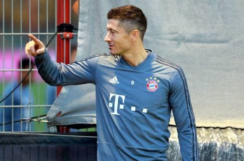 Robert Lewandowski gestures football FC Bayern Munich final training before the CL game against AEK Athens FC 06 11 2018 DFL UND DFB REGULATIONS PROHIBIT ANY USE OF PHOTOGRAPHS AS IMAGE SEQUENCES AND OR QUASI VIDEO