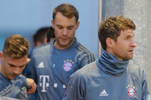 Thomas Mueller re with Manuel Neuer and Joshua Kimmich on the way to training football FC Bayern Munich final training before the CL game against AEK Athens FC 06 11 2018 DFL UND DFB REGULATIONS PROHIBIT ANY USE OF PHOTOGRAPHS AS IMAGE SEQUENCES AND OR QUASI VIDEO