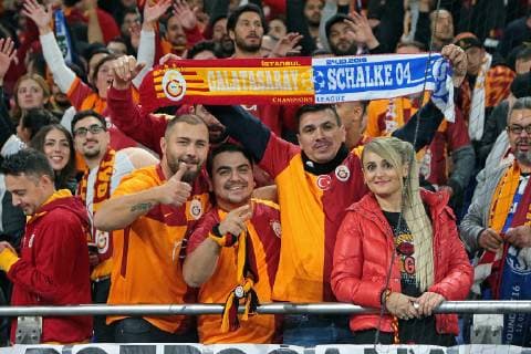 06 11 2018 xovx Football UEFA Champions League FC Schalke 04 Galatasaray Istanbul emspor Fans of Galatasaray Istanbul Action DFL DFB REGULATIONS PROHIBIT ANY USE OF PHOTOGRAPHS as IMAGE SEQUENCES and or QUASI VIDEO Gelsenkirchen
