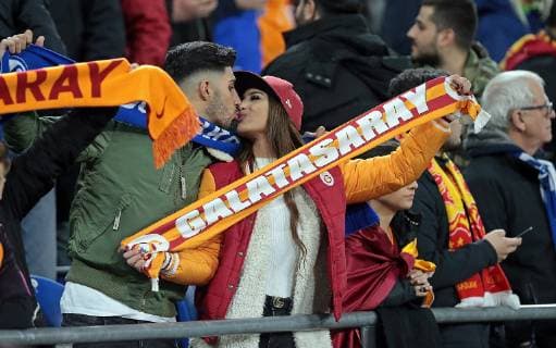 06 11 2018 xovx Football UEFA Champions League FC Schalke 04 Galatasaray Istanbul emspor Fans of Galatasaray Istanbul Action DFL DFB REGULATIONS PROHIBIT ANY USE OF PHOTOGRAPHS as IMAGE SEQUENCES and or QUASI VIDEO Gelsenkirchen