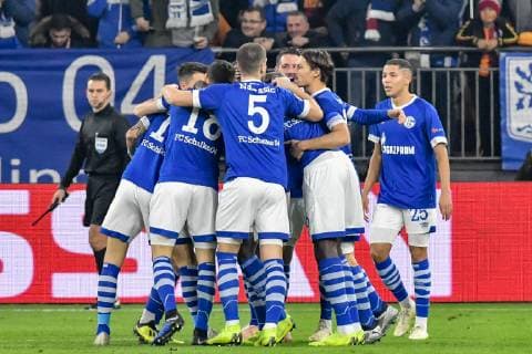 GER CL FC Schalke 04 vs Galatasaray Istanbul 06 11 2018 Veltins Arena Gelsenkirchen GER CL FC Schalke 04 vs Galatasaray Istanbul DFL regulations prohibit any use of photographs as image sequences and or quasi video in picture the team of Schalke cheers after the goal to 1 0 scorer Guido Burgstaller 19 FC Schalke 04 nph Mauelshagen nph00321