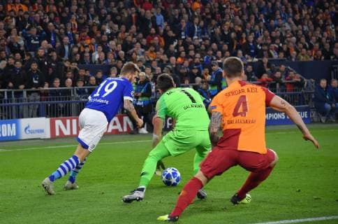 06 11 2018 Football UEFA Champions League Season 2018 2019 Preliminary Round 4 Matchday FC Schalke 04 Galatasaray Istanbul Guido Burgstaller Schalke 04 li wins against Fernando Muslera Galatasaray Istanbul and scores goal to 1 0 Team2