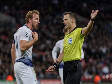Football - 2017 2018 UEFA Champions League - Group B: Tottenham Hotspur vs. PSV Eindhoven (Tottenham FC) complains to the Referee Ivan Kruzliak (SVK) after being denied what he thought was a penalty shout at Wembley Stadium. COLORSPORT DANIEL BEARHAM  csp_tot_psv_061118_