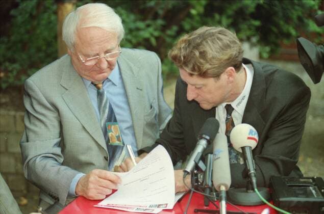The soccer player Toni Schumacher and the president of the soccer club Fortuna Cologne Jean Loehring Löhring estimated the exact recording date on 01 08 1998 soccer player Toni Schumacher and the president of the soccer club Fortuna Cologne Jean Loehring at the signing of Schumacher as head coach on 01 08 1998 exact recording date estimated