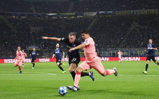 Fußball, CL, Inter Mailand - FC Barcelona Photo LaPresse - Spada November 06 , 2018 Milan ( Italy ) Soccer Inter vs Barcelona - Champions League - "San Siro Stadium " In the pic: Skriniar suarez  Copyright: xSpada LaPressex